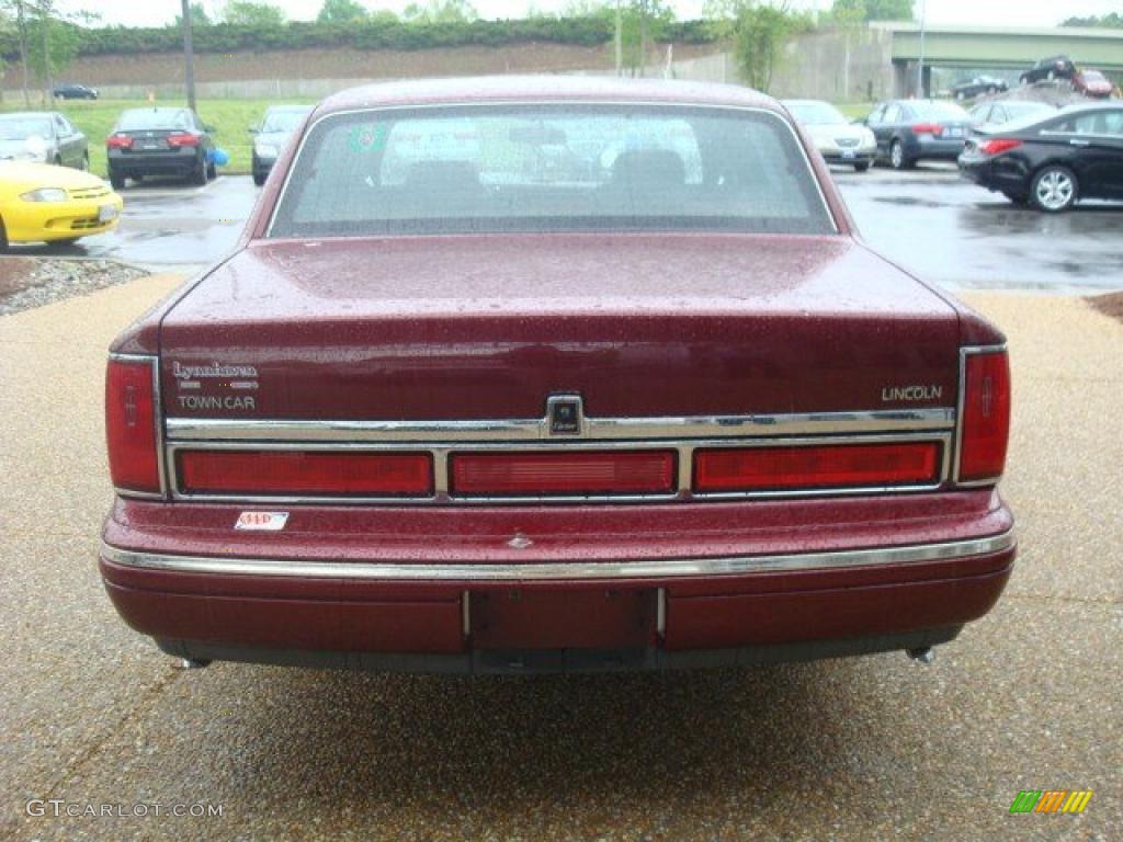 1997 Town Car Cartier - Toreador Red Metallic / Red photo #5