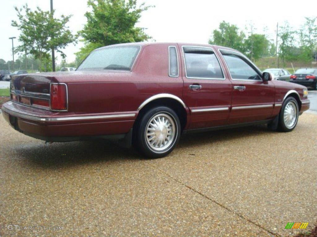 1997 Town Car Cartier - Toreador Red Metallic / Red photo #6