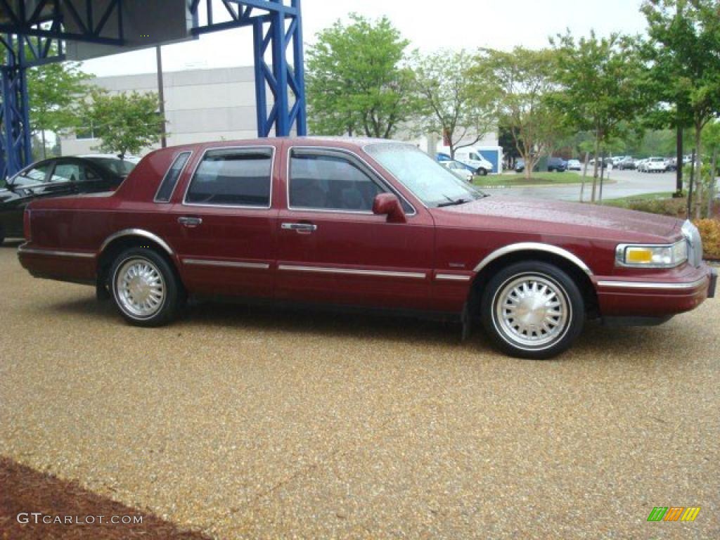 1997 Town Car Cartier - Toreador Red Metallic / Red photo #7