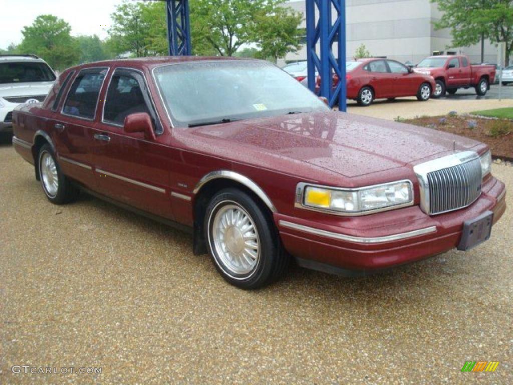 1997 Town Car Cartier - Toreador Red Metallic / Red photo #8