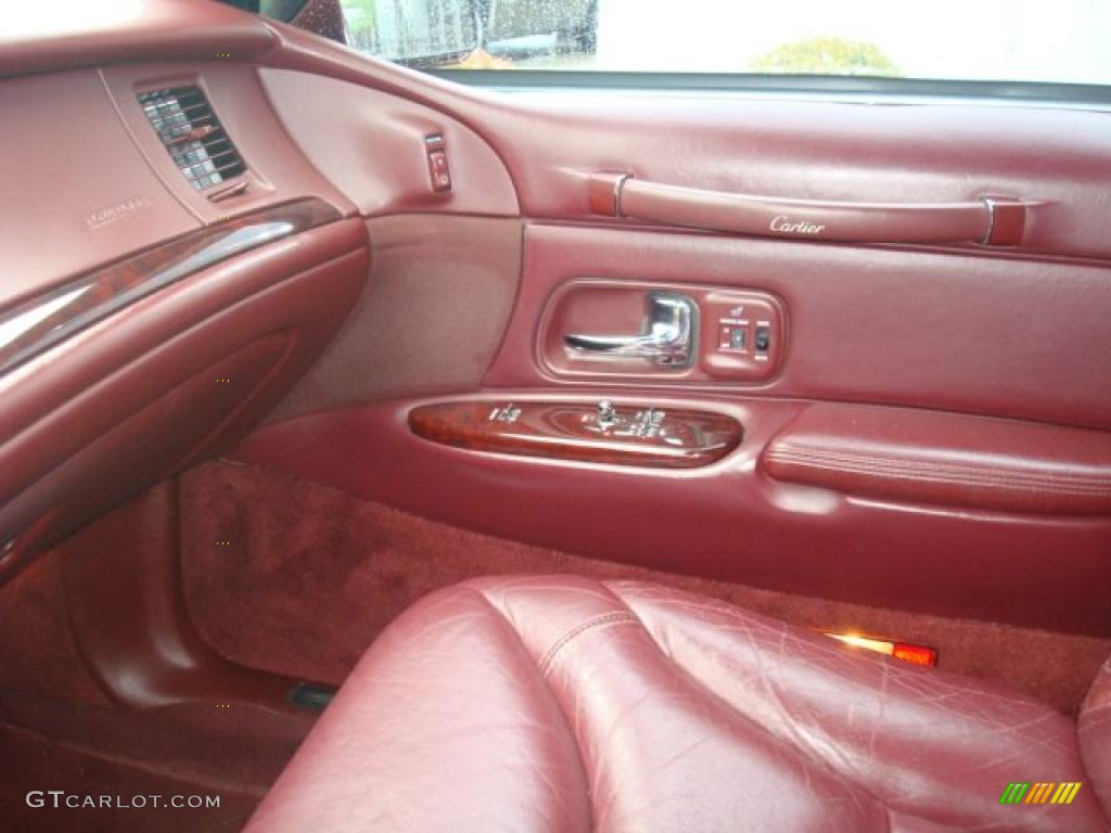 1997 Town Car Cartier - Toreador Red Metallic / Red photo #18
