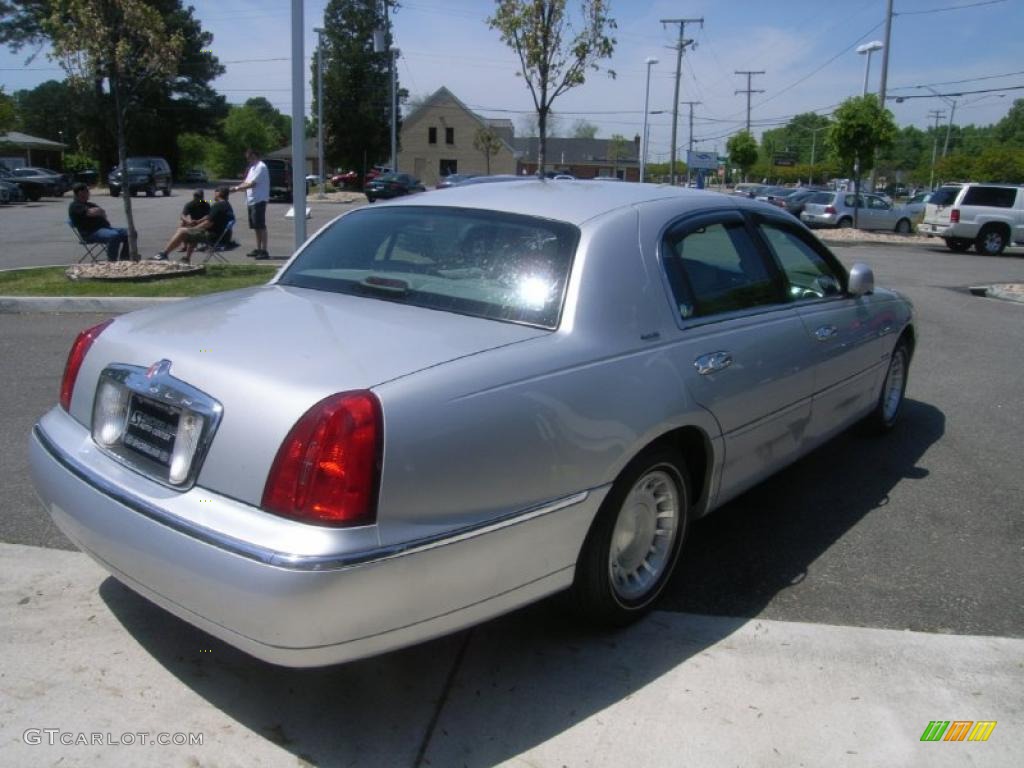 2001 Town Car Executive - Silver Frost Metallic / Light Graphite photo #5