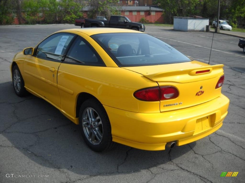 2002 Cavalier LS Sport Coupe - Yellow / Graphite photo #4