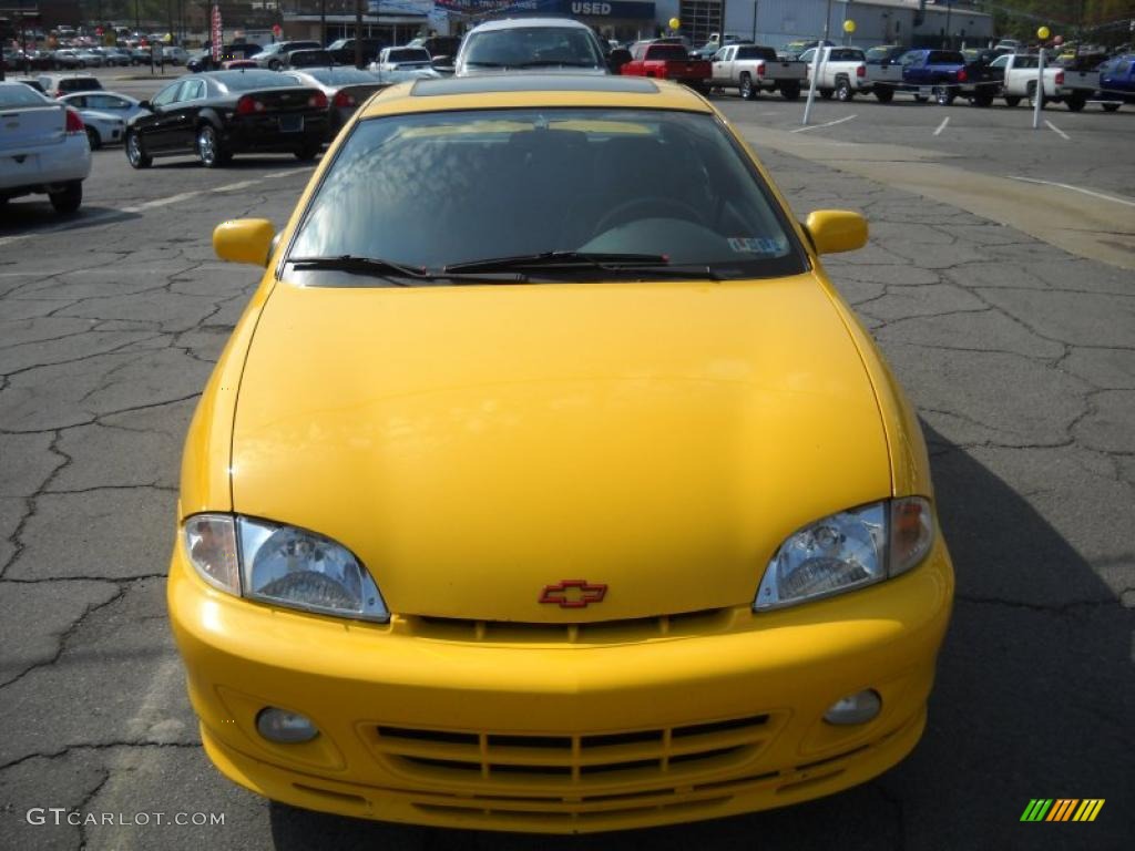 2002 Cavalier LS Sport Coupe - Yellow / Graphite photo #19