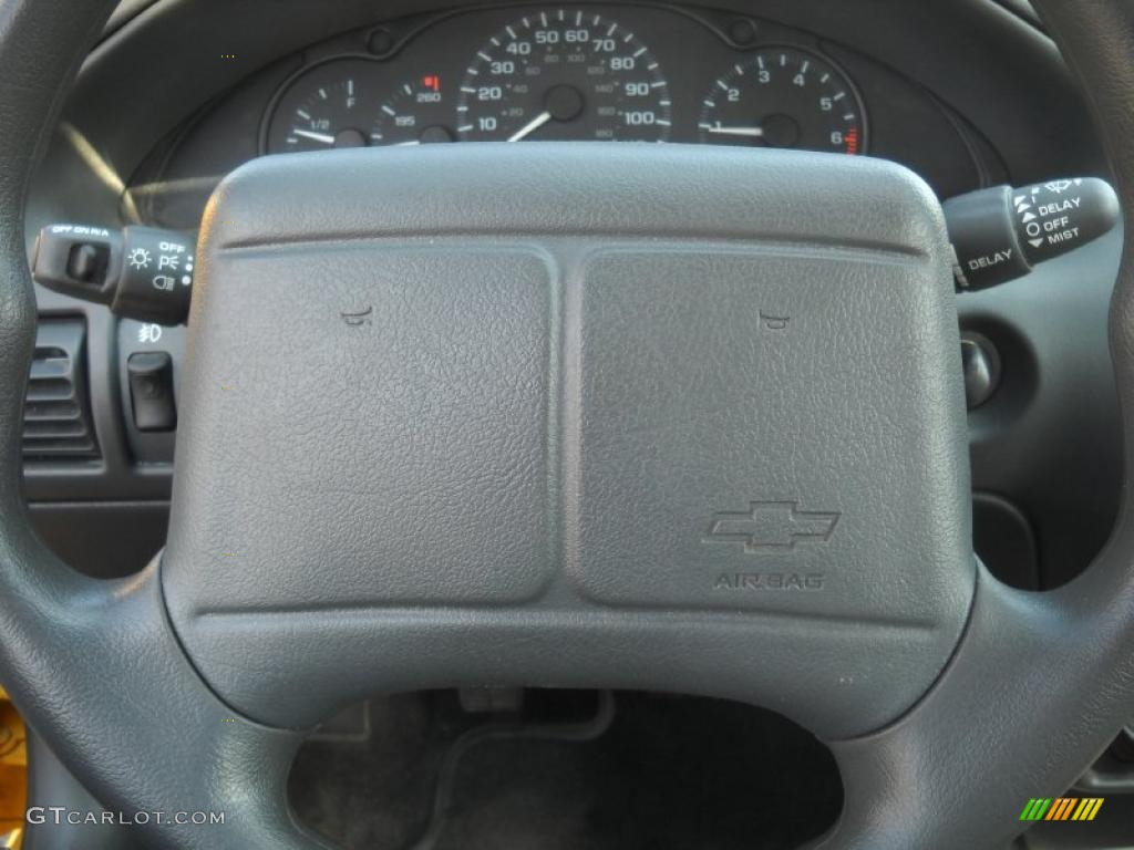 2002 Cavalier LS Sport Coupe - Yellow / Graphite photo #24