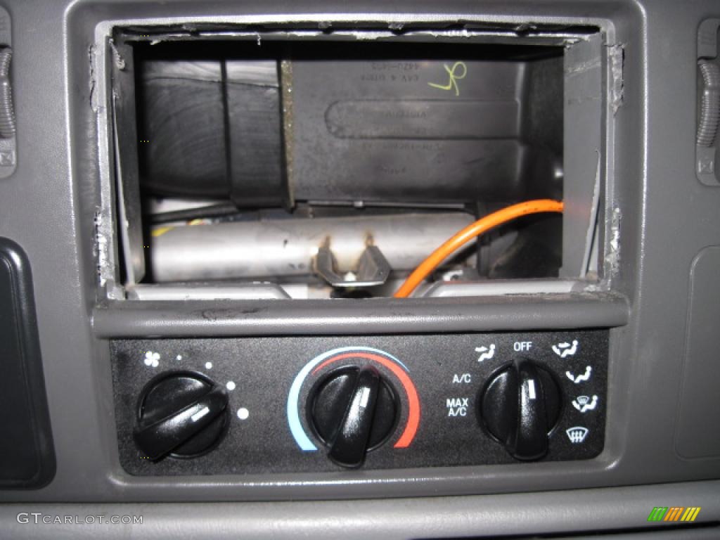 2004 F350 Super Duty Lariat Crew Cab 4x4 - Silver Metallic / Medium Flint photo #22