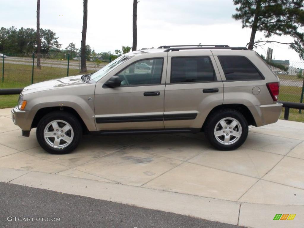 2006 Grand Cherokee Laredo 4x4 - Light Khaki Metallic / Khaki photo #12