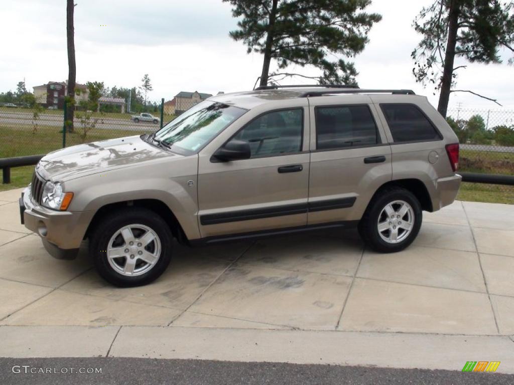 2006 Grand Cherokee Laredo 4x4 - Light Khaki Metallic / Khaki photo #13