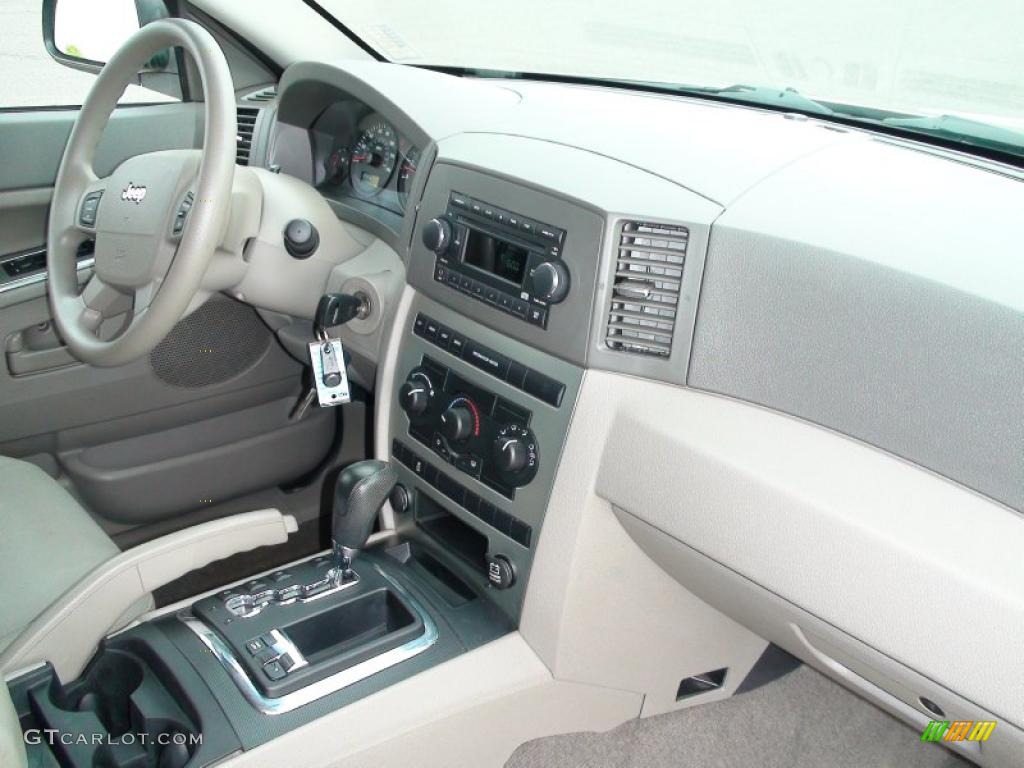 2006 Grand Cherokee Laredo 4x4 - Light Khaki Metallic / Khaki photo #28