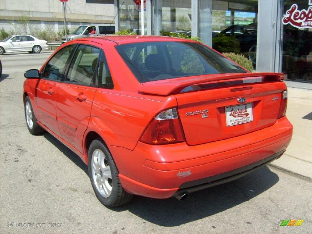 2005 Focus ZX4 ST Sedan - Infra-Red / Charcoal/Red photo #3