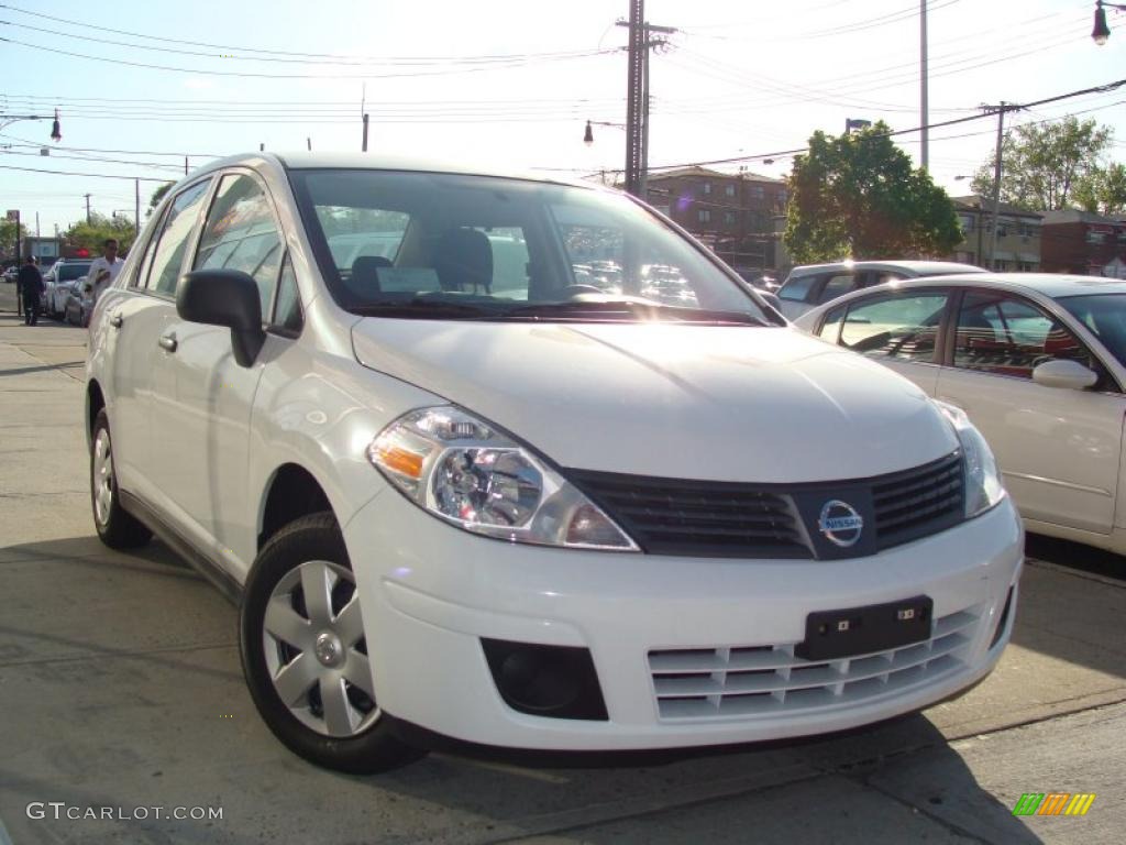 2009 Versa 1.6 Sedan - Fresh Powder / Charcoal photo #1