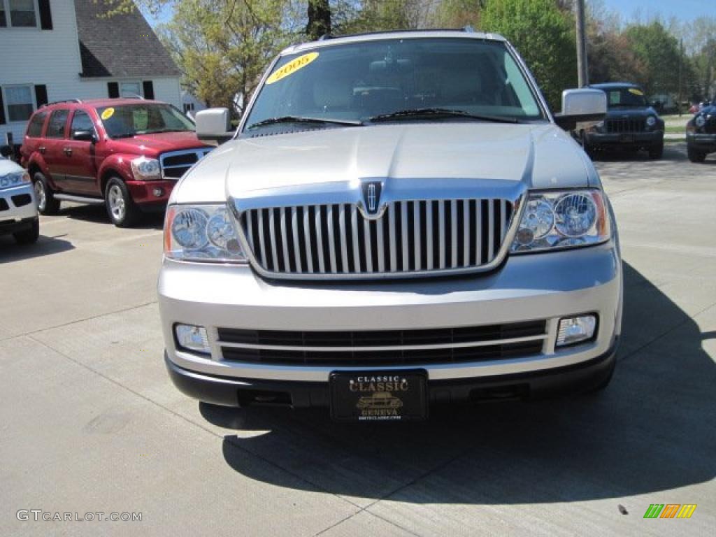 2005 Navigator Luxury 4x4 - Silver Birch Metallic / Dove Grey photo #2