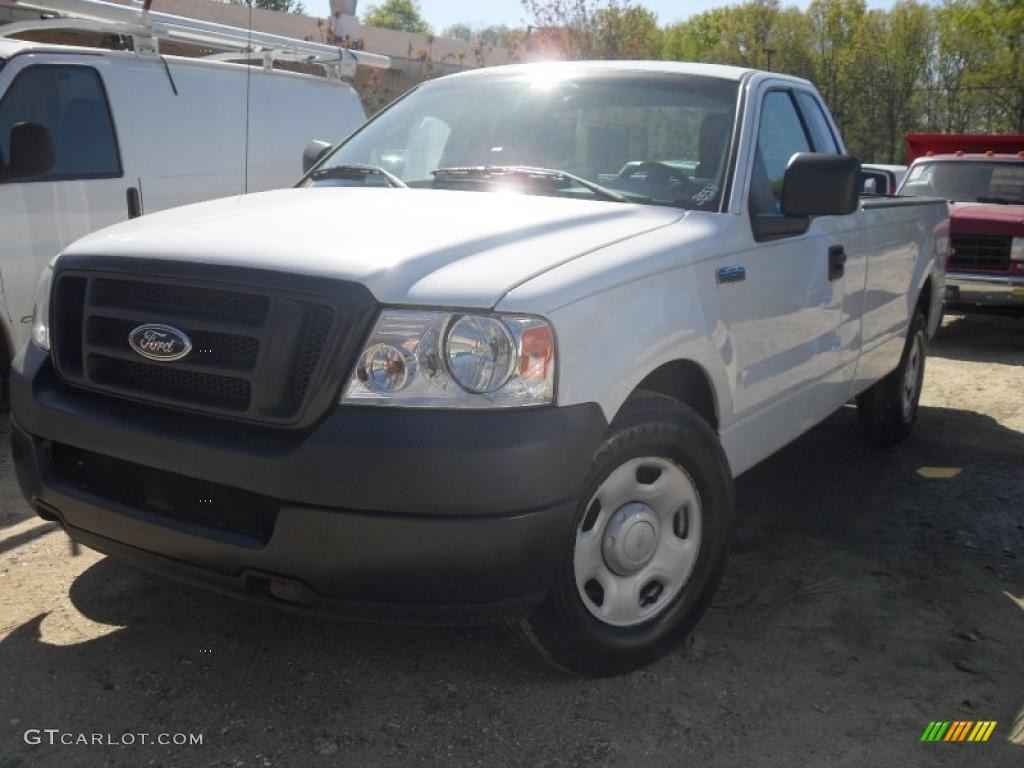 2005 F150 XL Regular Cab - Oxford White / Medium Flint Grey photo #2