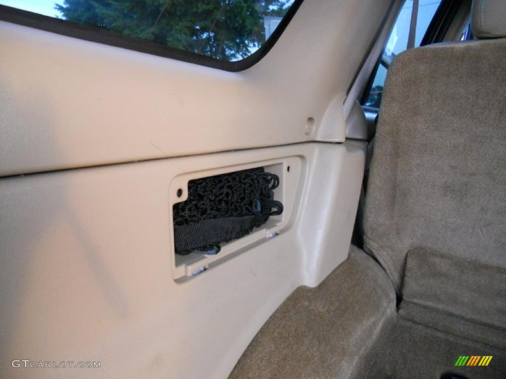 2002 Bravada  - Arctic White / Camel photo #23