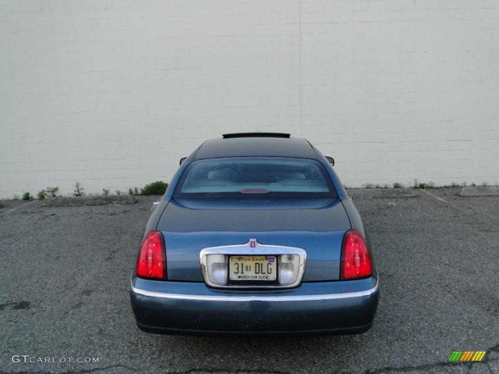 2002 Town Car Signature - Pearl Blue Metallic / Light Graphite photo #8