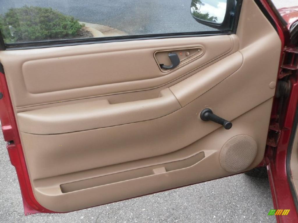 1996 Chevrolet S10 LS Regular Cab 4x4 Beige Door Panel Photo #29111462