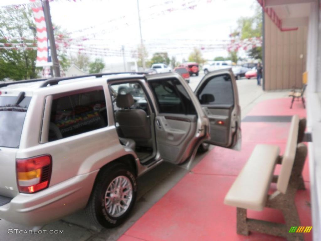 2003 Grand Cherokee Limited 4x4 - Light Pewter Metallic / Sandstone photo #25