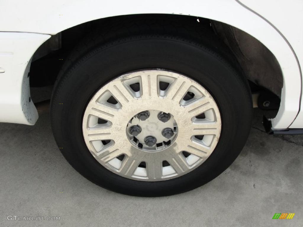 2003 Crown Victoria Sedan - Vibrant White / Light Flint photo #14