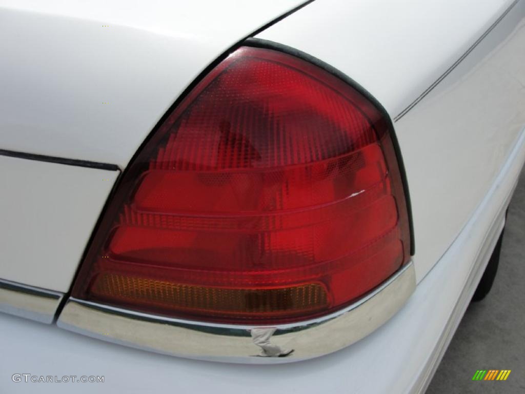 2003 Crown Victoria Sedan - Vibrant White / Light Flint photo #18