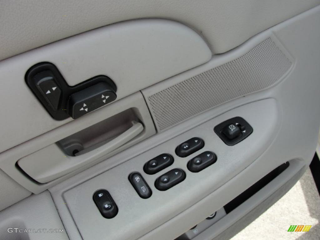 2003 Crown Victoria Sedan - Vibrant White / Light Flint photo #30