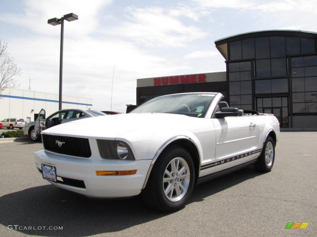 2007 Mustang V6 Deluxe Convertible - Performance White / Light Graphite photo #2