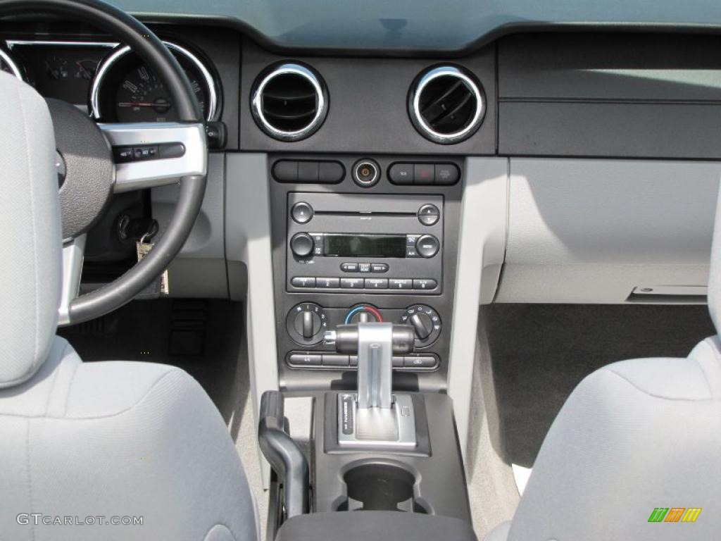 2007 Mustang V6 Deluxe Convertible - Performance White / Light Graphite photo #7