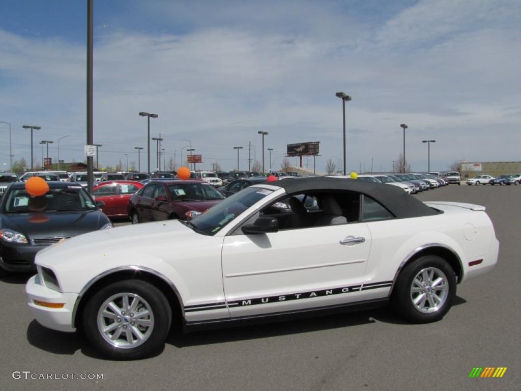 2007 Mustang V6 Deluxe Convertible - Performance White / Light Graphite photo #15