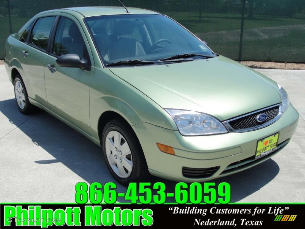 2007 Focus ZX4 SE Sedan - Kiwi Green Metallic / Charcoal/Light Flint photo #1