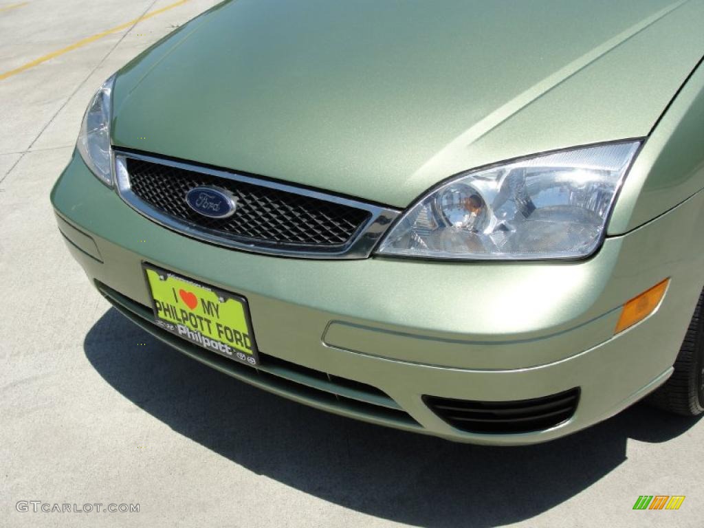 2007 Focus ZX4 SE Sedan - Kiwi Green Metallic / Charcoal/Light Flint photo #11