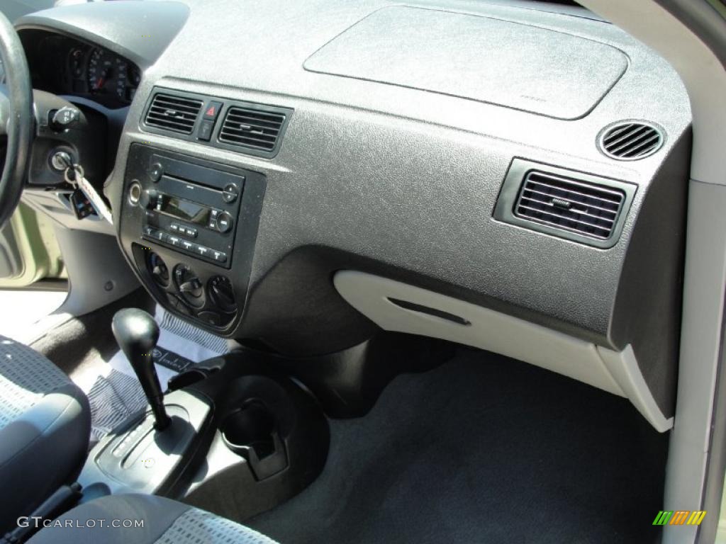 2007 Focus ZX4 SE Sedan - Kiwi Green Metallic / Charcoal/Light Flint photo #26