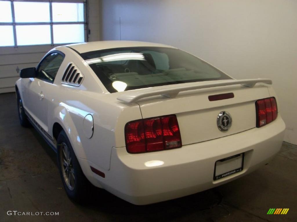 2005 Mustang V6 Premium Coupe - Performance White / Light Graphite photo #8