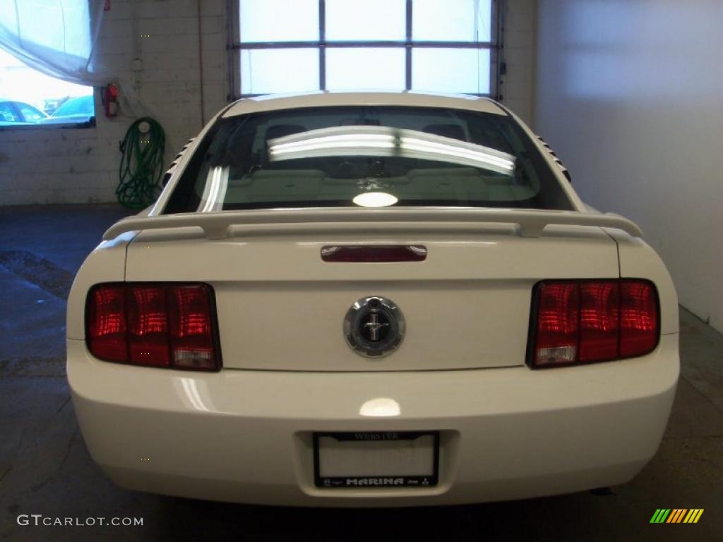 2005 Mustang V6 Premium Coupe - Performance White / Light Graphite photo #9