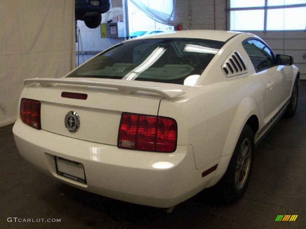 2005 Mustang V6 Premium Coupe - Performance White / Light Graphite photo #10