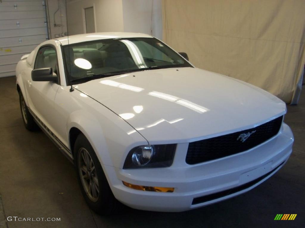 2005 Mustang V6 Premium Coupe - Performance White / Light Graphite photo #11