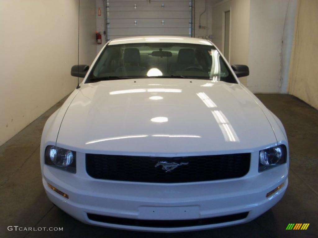 2005 Mustang V6 Premium Coupe - Performance White / Light Graphite photo #12