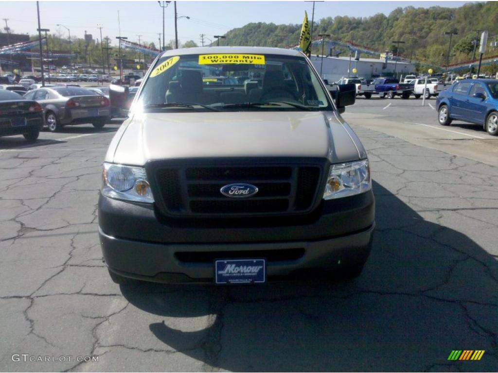 2007 F150 XL Regular Cab - Pueblo Gold Metallic / Tan photo #17