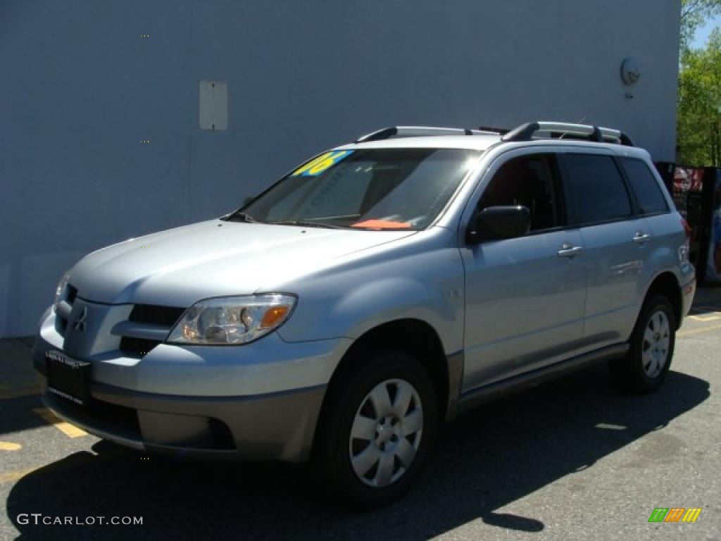 2006 Outlander LS 4WD - Cool Silver Metallic / Charcoal photo #1