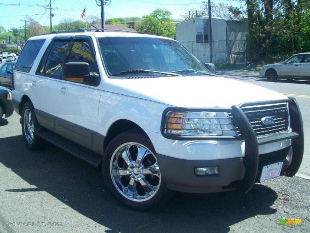 2003 Expedition XLT 4x4 - Oxford White / Flint Grey photo #2