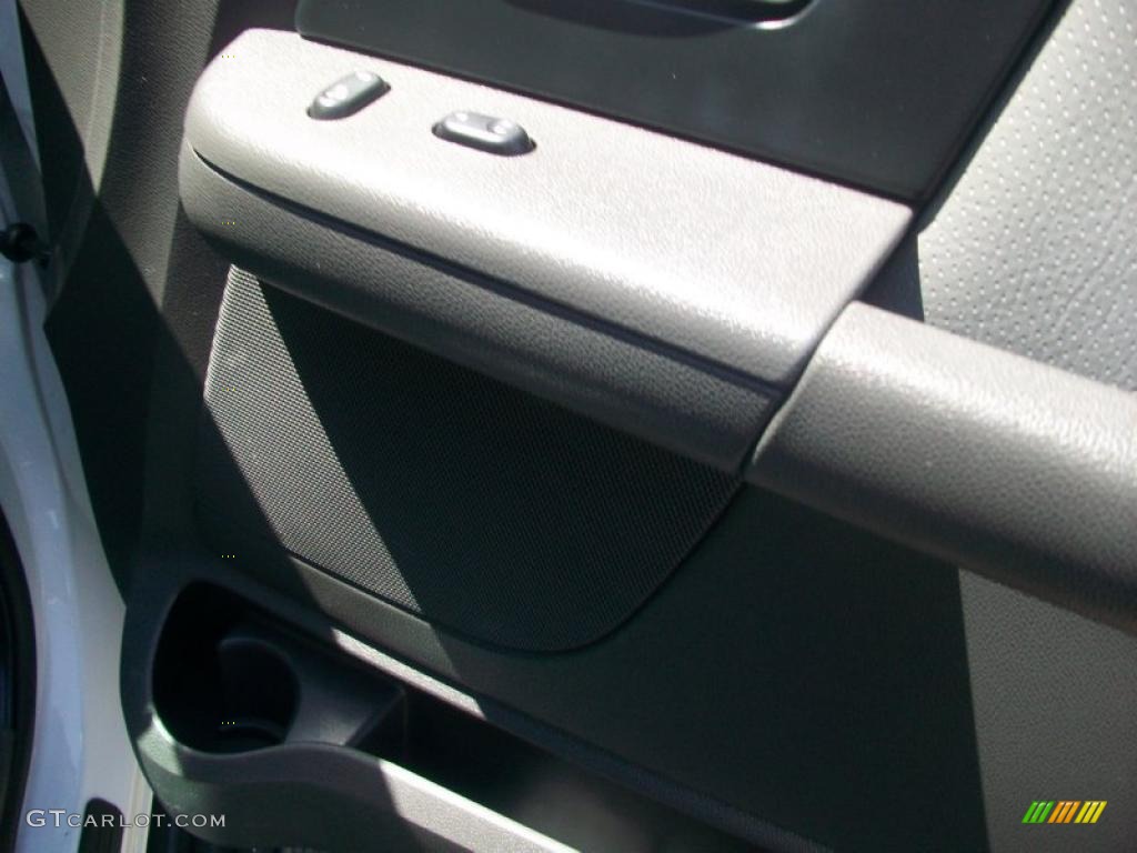 2003 Expedition XLT 4x4 - Oxford White / Flint Grey photo #33