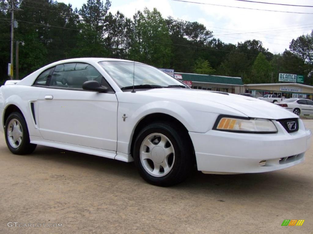 2000 Mustang V6 Coupe - Crystal White / Medium Parchment photo #36