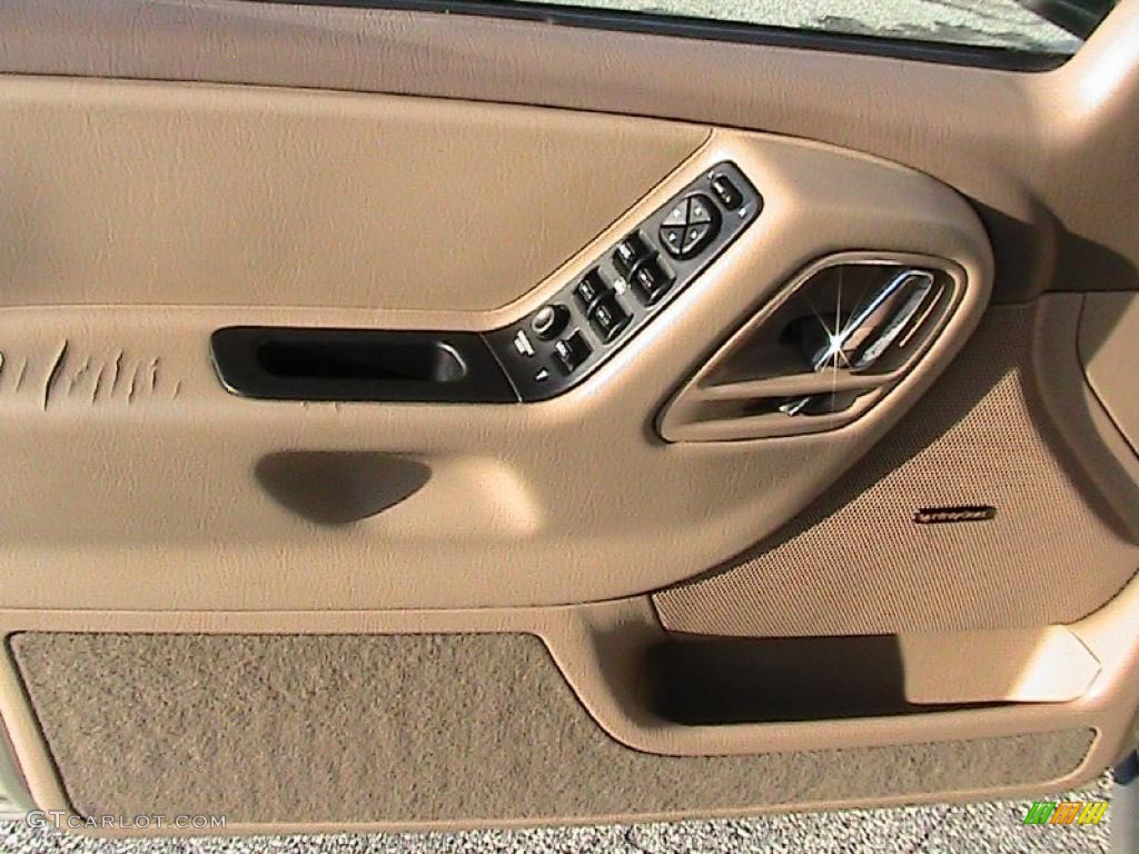 2000 Grand Cherokee Laredo 4x4 - Champagne Pearlcoat / Camel photo #34