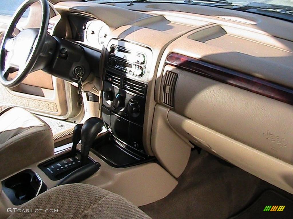 2000 Grand Cherokee Laredo 4x4 - Champagne Pearlcoat / Camel photo #47