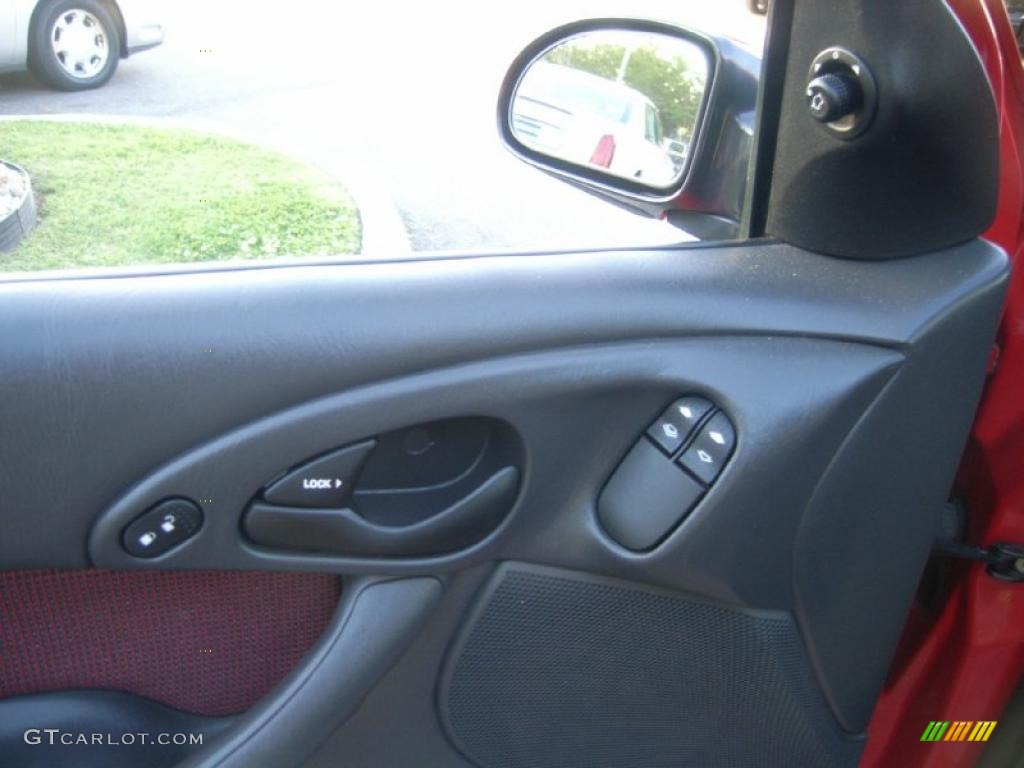 2004 Focus SVT Coupe - Infra-Red / Black/Red photo #16