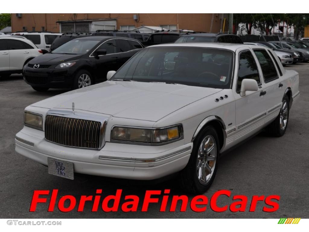 1995 Town Car Executive - Ivory White Pearl / Black photo #1