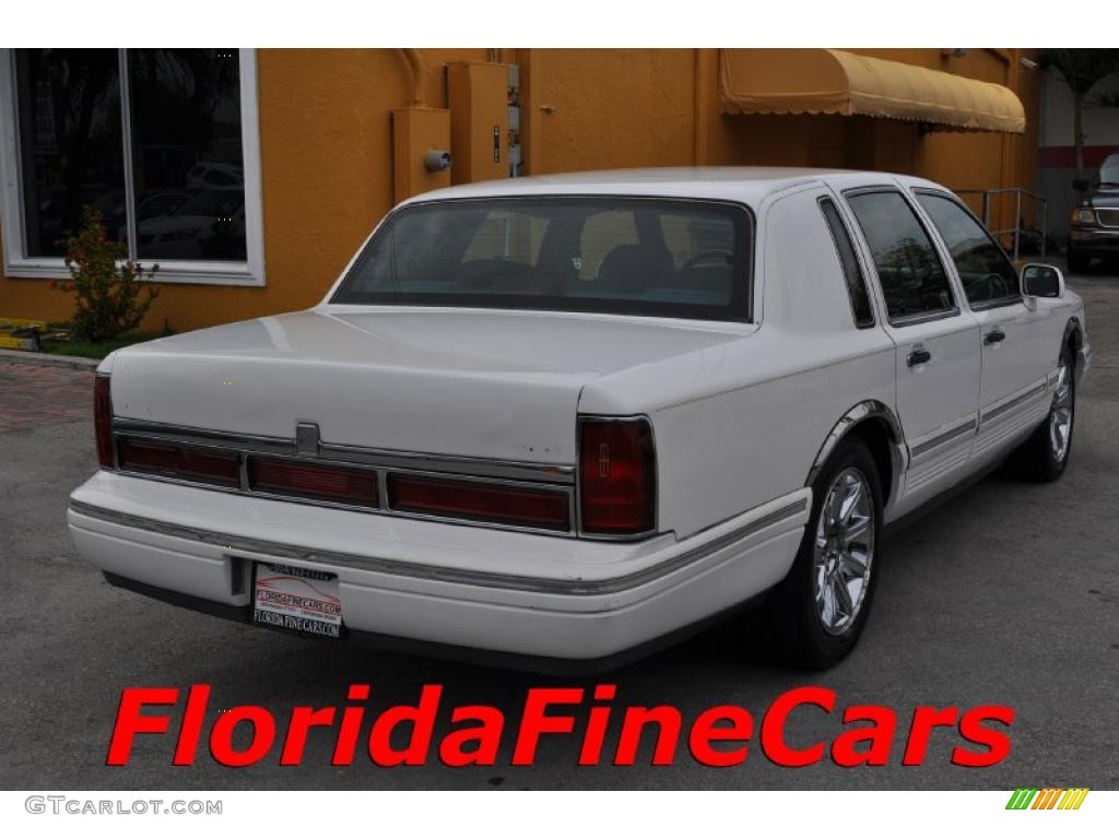 1995 Town Car Executive - Ivory White Pearl / Black photo #2