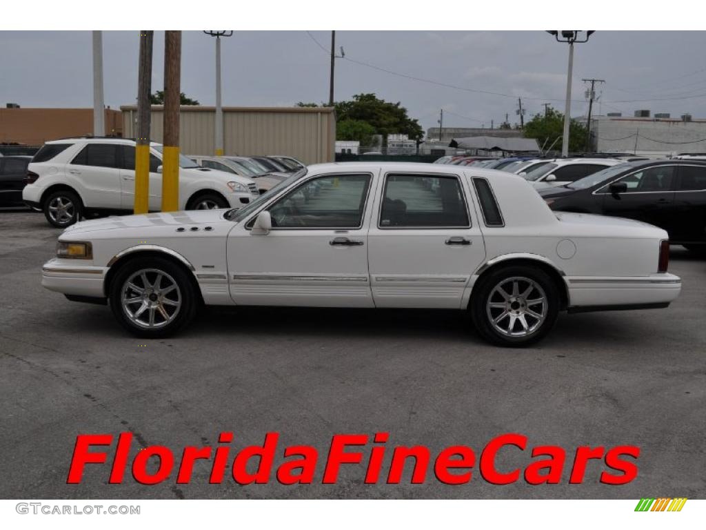 1995 Town Car Executive - Ivory White Pearl / Black photo #3
