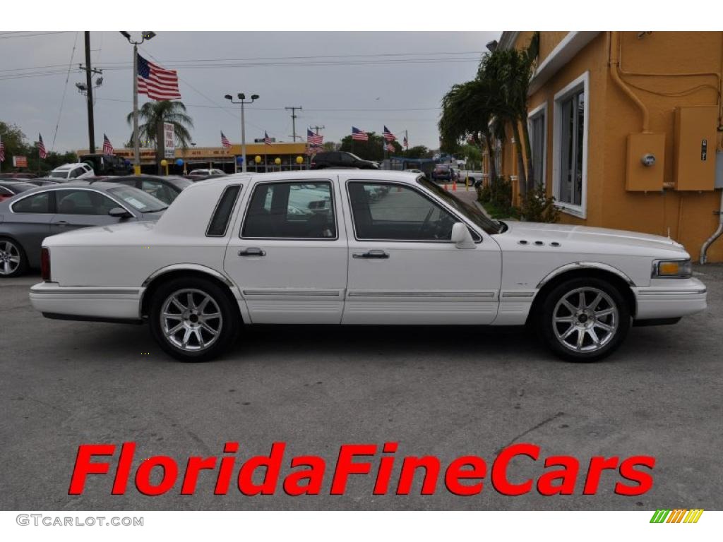 1995 Town Car Executive - Ivory White Pearl / Black photo #4