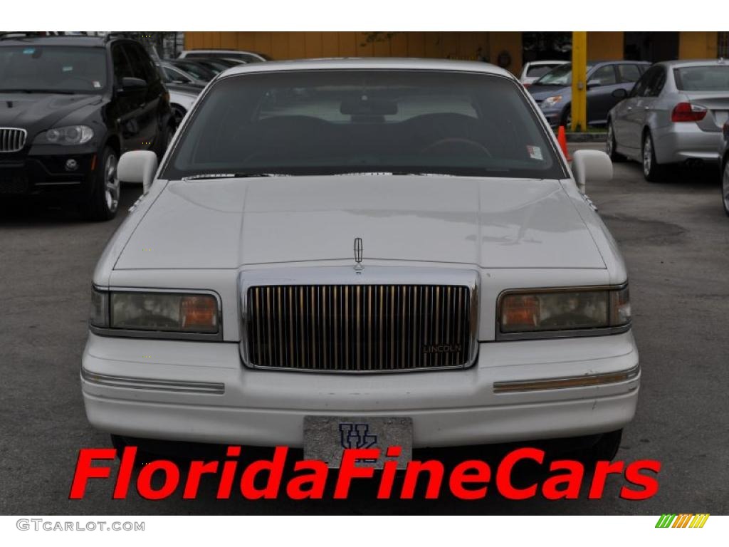 1995 Town Car Executive - Ivory White Pearl / Black photo #5