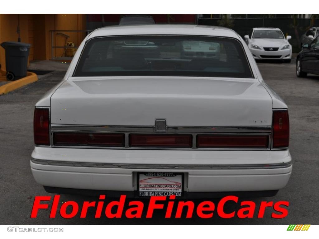 1995 Town Car Executive - Ivory White Pearl / Black photo #6