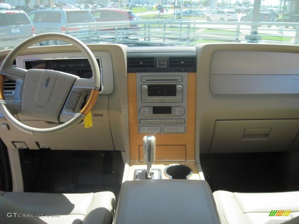 2007 Lincoln Navigator Luxury Camel Dashboard Photo #29397357